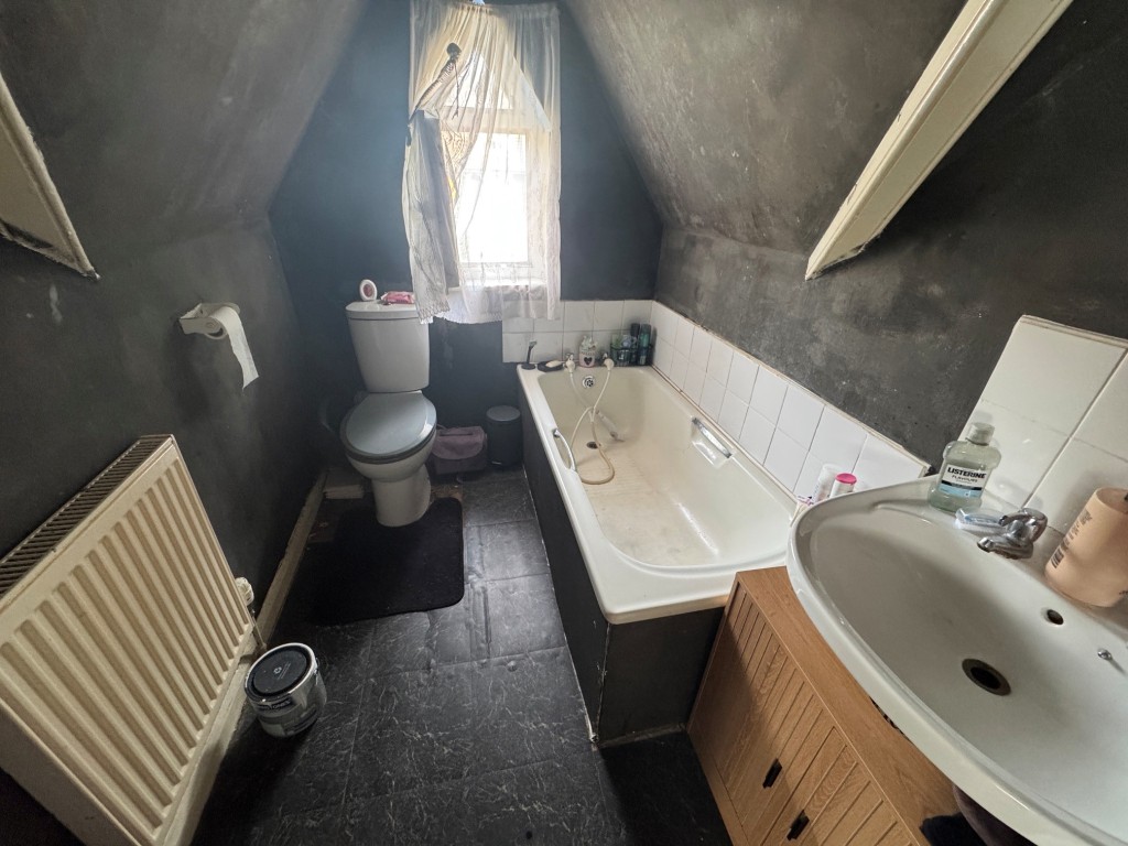 Lot: 72 - FREEHOLD BLOCK OF FOUR FLATS - Flat 4 - Bathroom